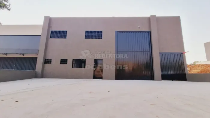 Salão Comercial - 02 Banheiros acessível - Pé direito 7 metros