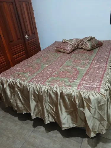 Vendo colcha de babado.