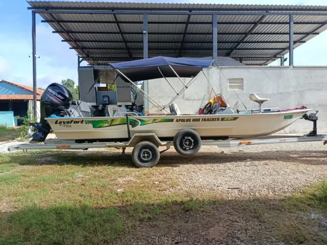 Vende-se lancha bem conservada 