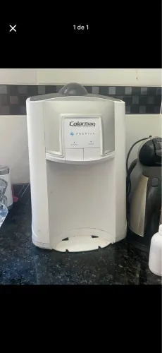 Caixa d som e bebedor de água