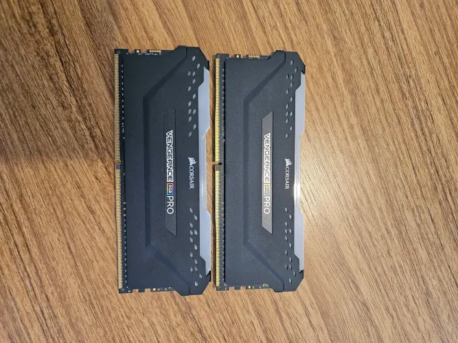 MEMÓRIA VENGEANCE RGB PRO 16GB 
