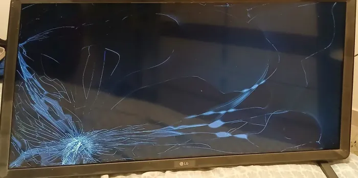 TV LG 32 polegadas - Tela trincada - para reposição
