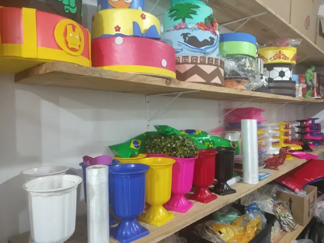 Artigos de decoração e brinquedos pra festa