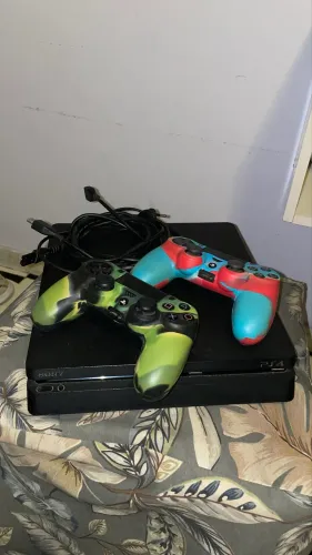 PS4 Slim + 2 controles + cabo HDMI
