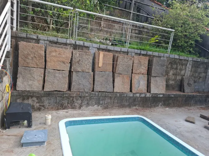 Pedras rústicas para jardim.