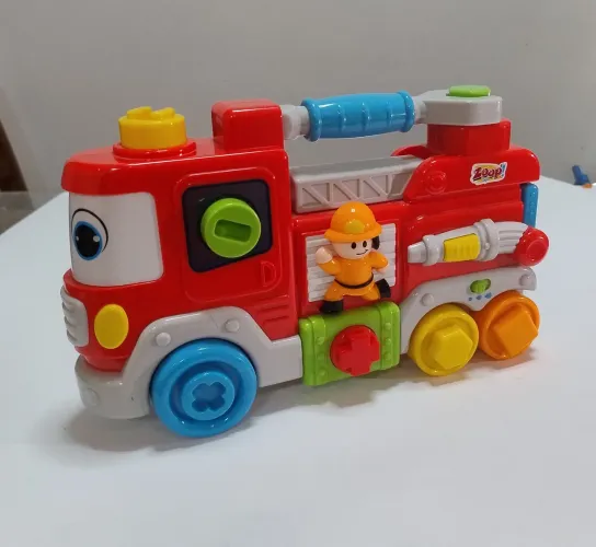 Carrinho de Controle Remoto com S<br><br><br>Carrinho De Bombeiro Com Som E Luz - Zoop Toys ZP00184