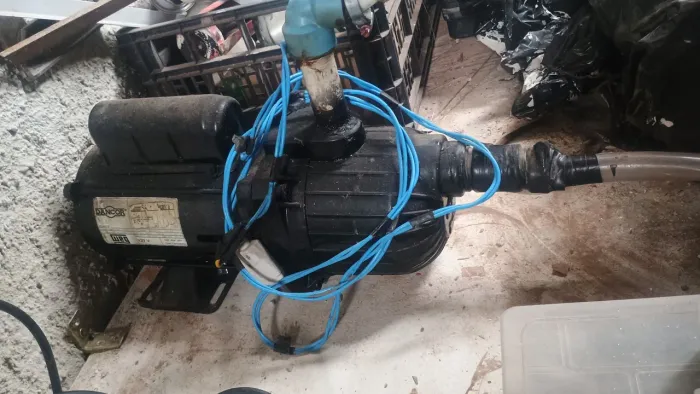 vendo bomba de água, 1/2 cavalo, com defeito.