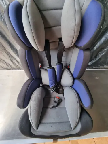 Cadeirinha para carro grupo 3 de 9 a 36 kg marca Cosco bem conservada