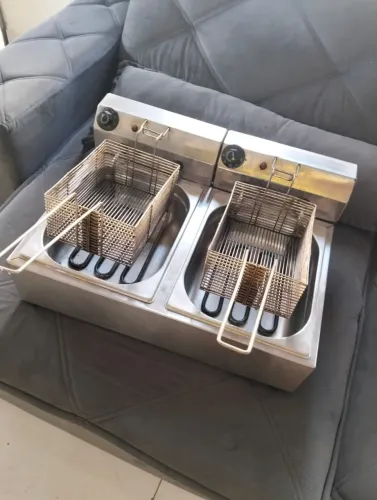 Fritadeira elétrica 2 bojos 5 litros cada um - marca Venâncio <br><br> faz ela 650 reais