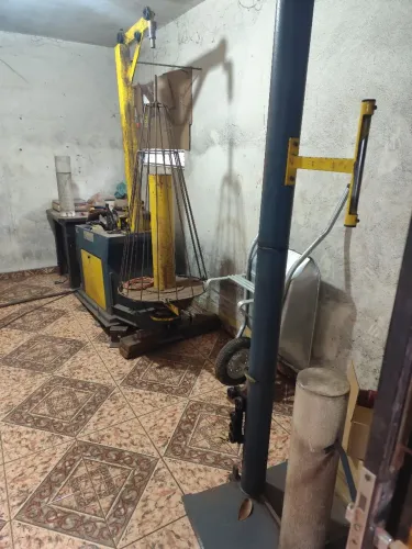 Máquina de enrolar, torcer e quilar arame 
