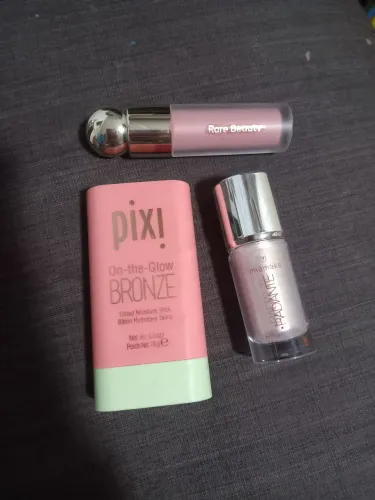 Kit de maquiagem Pix! e Rare Beauty
