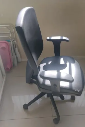 Vendo cadeira de escritório. Em bom estado. 3,500 reais.