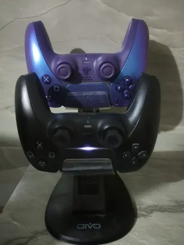 Dualsense PS5 preto e roxo, 350 reais cada um(o suporte não está incluso)