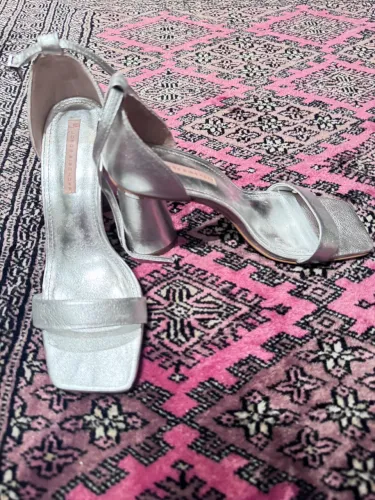 Sandália prata metalizada slingback salto bloco - Jorge Bischoff. usado uma vez