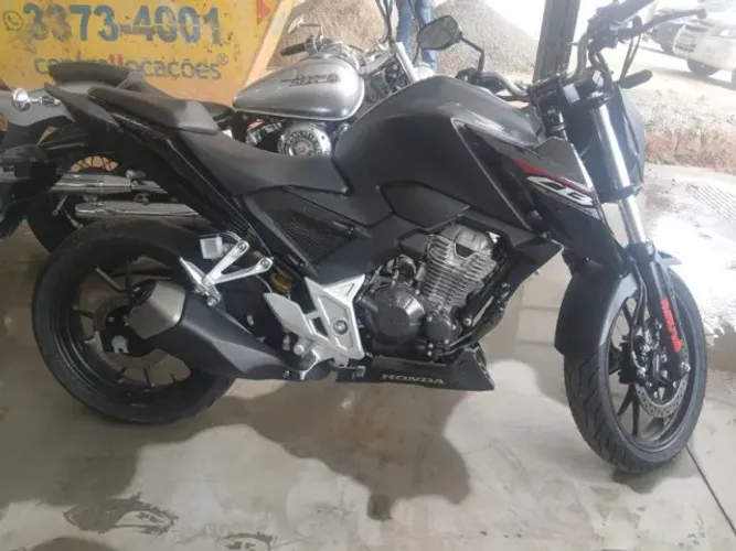 CB 300 2025 4.000 KM