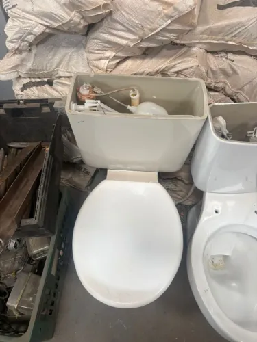 Vaso sanitario com caixa acoplada porem sem a tampa da caixa