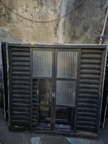 Comboio 2 janelas sassazak com vidro (preço para desapegar)