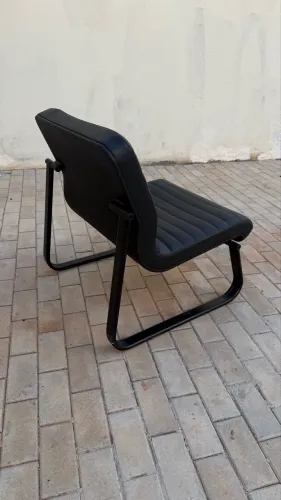 Poltrona Decorativa Preta - Base Tubular - Design Moderno