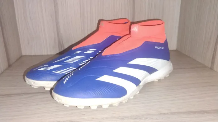 Chuteira Adidas predator azul com detalhes laranjas 