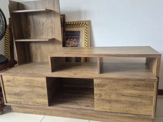 Rack com Estante Amadeirado (Seminovo) - Excelente Estado!