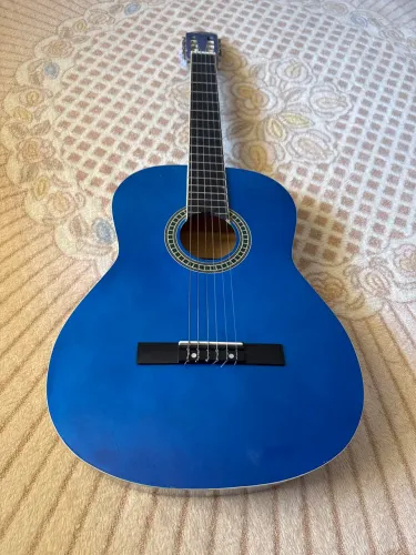 Violão semi novo, sem detalhes.