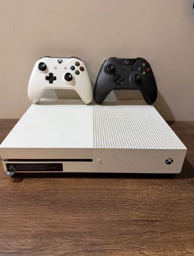 Xbox One S Impecável + 2 Controles + R$ 1.400,00 em jogos