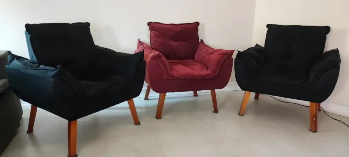 Três Poltronas preto e vermelho. Tecido e espuma.