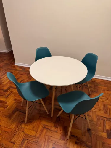 Conjunto Mesa de Jantar e 4 Cadeiras