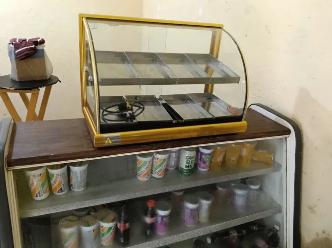 Vendo este balcão expositor com estufa
