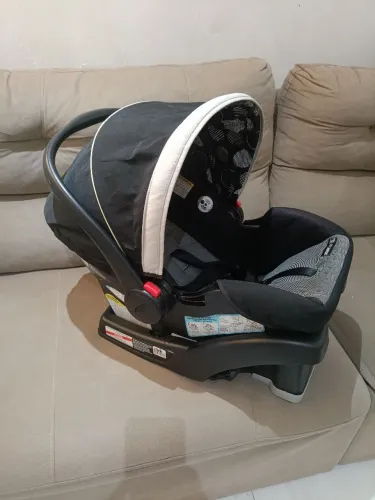 Cadeirinha com base para carro
