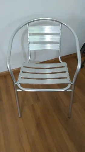 Cadeira em alumínio, nova, sem uso.