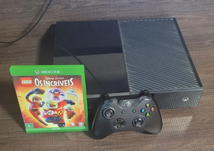 Vendo Xbox One Fat com 2 co troles usado