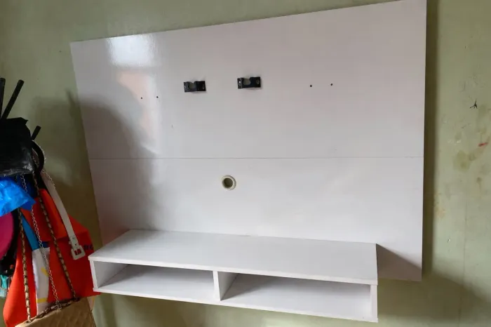 Painel para TV com prateleira