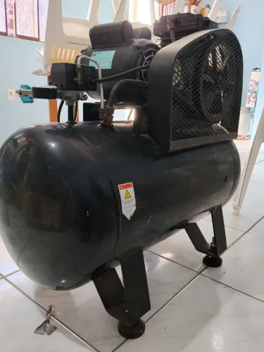 Compressor semi novo com mangueira 30 m e pistola