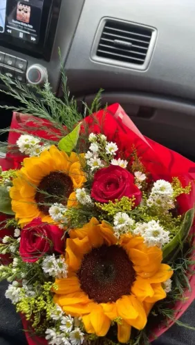 Buquês de rosas ou girassóis