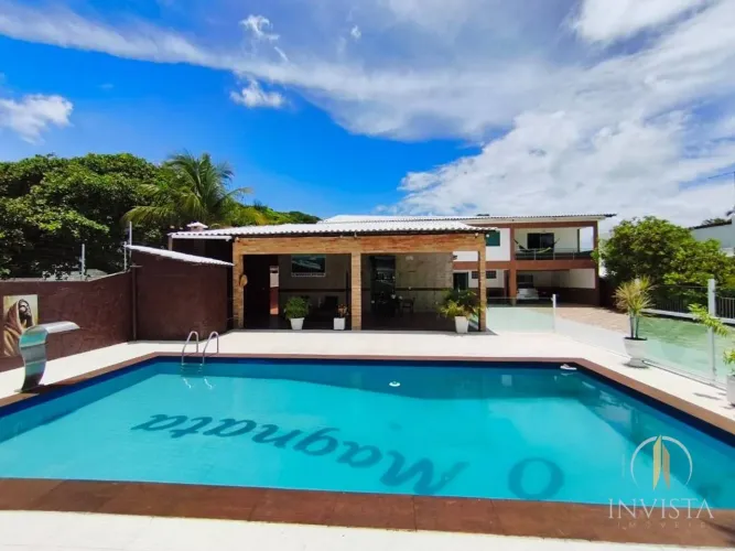 Casa mobiliada com 5 suítes, piscina e terreno de 700 m² a 100 metros da praia!