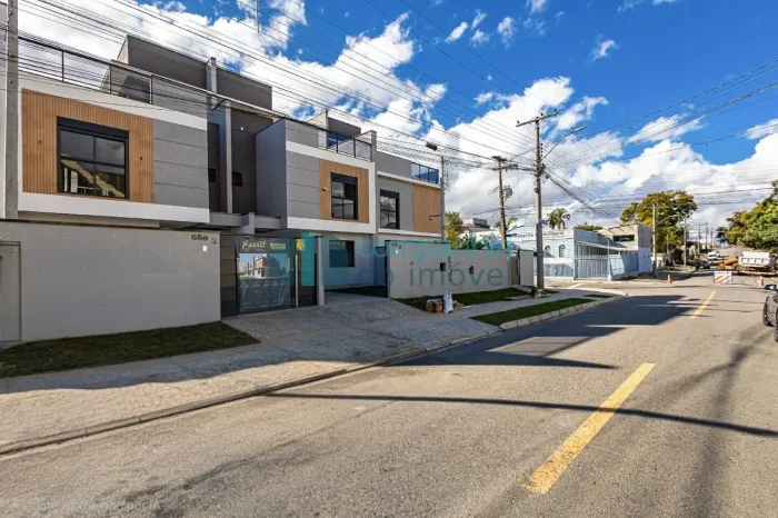 Sobrado novo à venda, Capão Raso com terraço