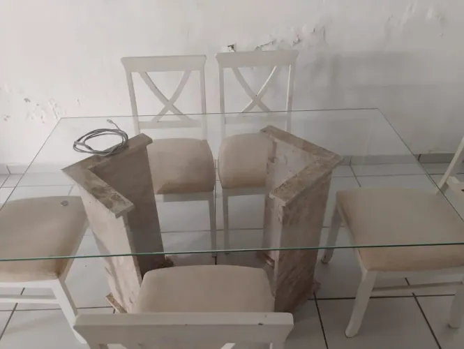 Mesa de mármore com tampa de vidro