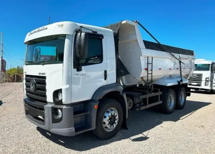 Vw 24-250 6x2 ano 2011 Caçamba