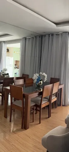Mesa de jantar com 6 cadeiras maciças