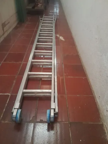 Escada de alumínio 12 degraus 