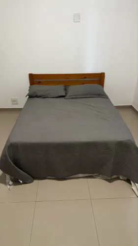 Cama de casal com colchão simples