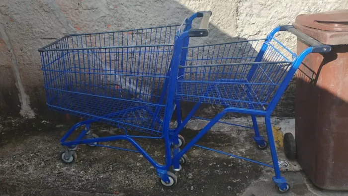 Dois carrinhos de super mercado um grande um pequeno só 250.00
