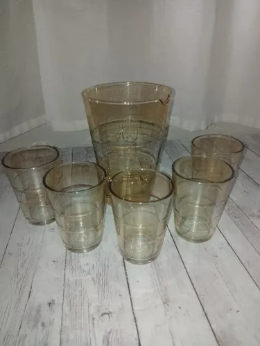 Relíquia - Jogo de 5copos e jarra anos 60/70, cristal com filete dourado.