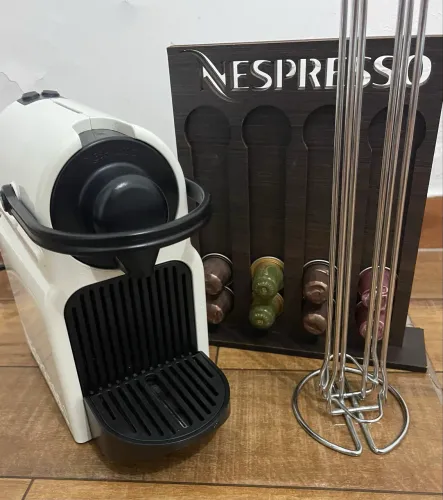 CAFETEIRA NESPRESSO INISSIA VAI JUNTO SUPORTE E AS CÁPSULAS!
