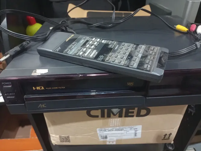 Vídeo cassete antigo HQ Sharp 