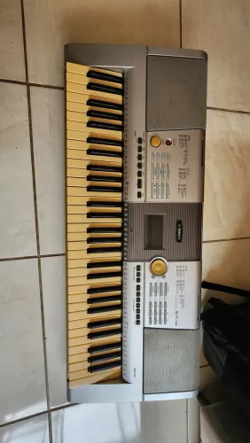 Teclado Yamaha PSR 295 Usado com Suporte para Partitura (sem fonte)