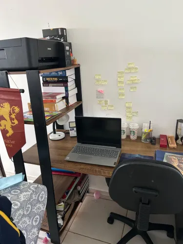 Escrivaninha com estante + cadeira (brinde)