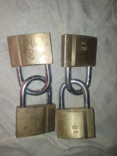 Vende se 4 cadeado Gold Br 50