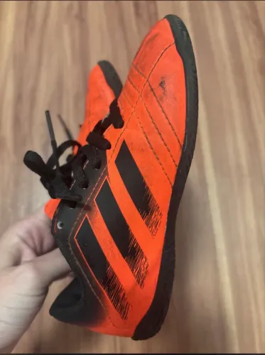 Chuteira futsal infantil laranja adidas 28